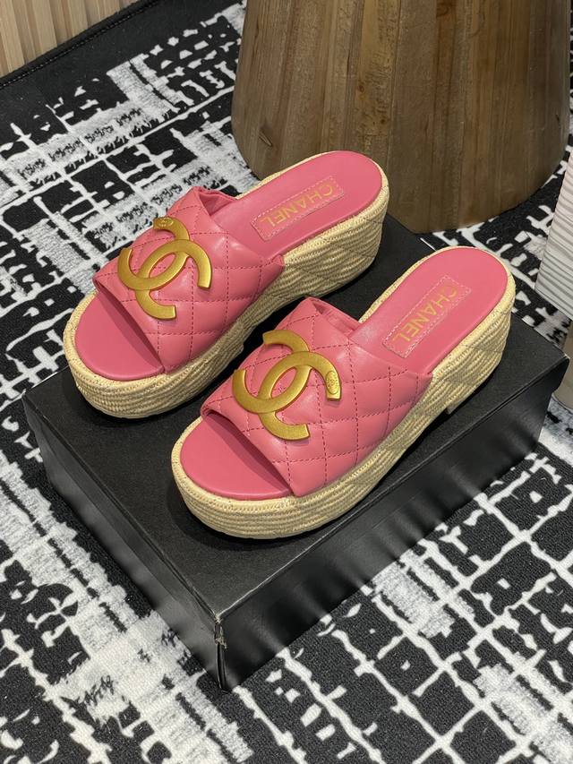 25Fw小香新款chane*菱格双C大金扣厚底拖鞋穿不腻的百搭凉拖 超经典大双C 。6.5的厚底添砖加瓦 大长腿即视感轻松拿捏！休闲中带着精致 气质拿捏稳妥 今
