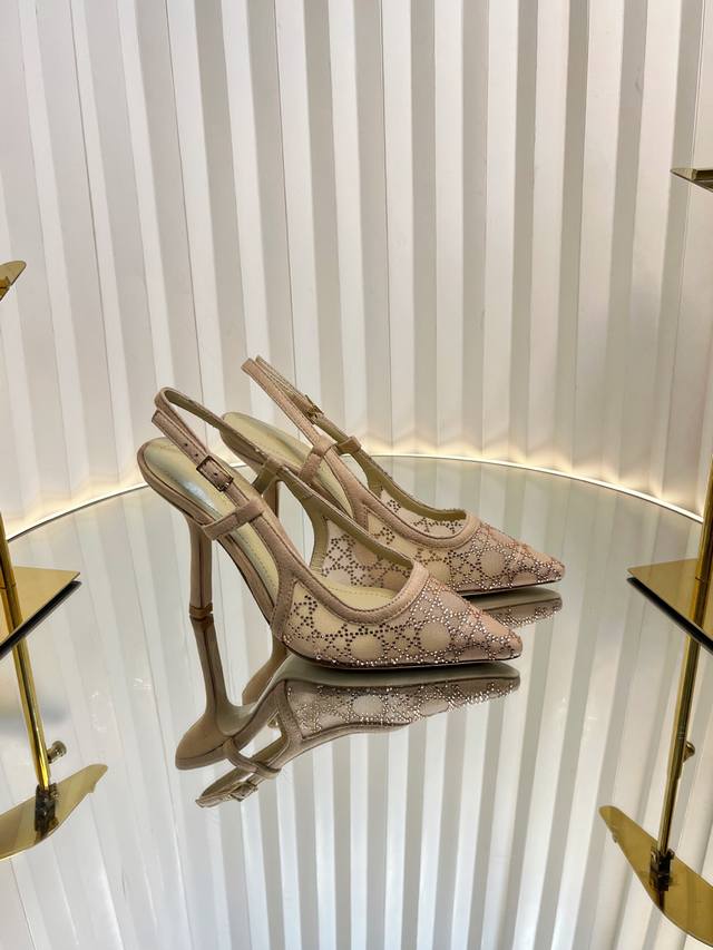 Dio r ss25 new arrival～cd 25春夏璀璨星河系列新品高跟鞋网纱鞋面 搭配经典藤格纹水钻；blingbling地闪耀，太美啦，专柜除了贵挑