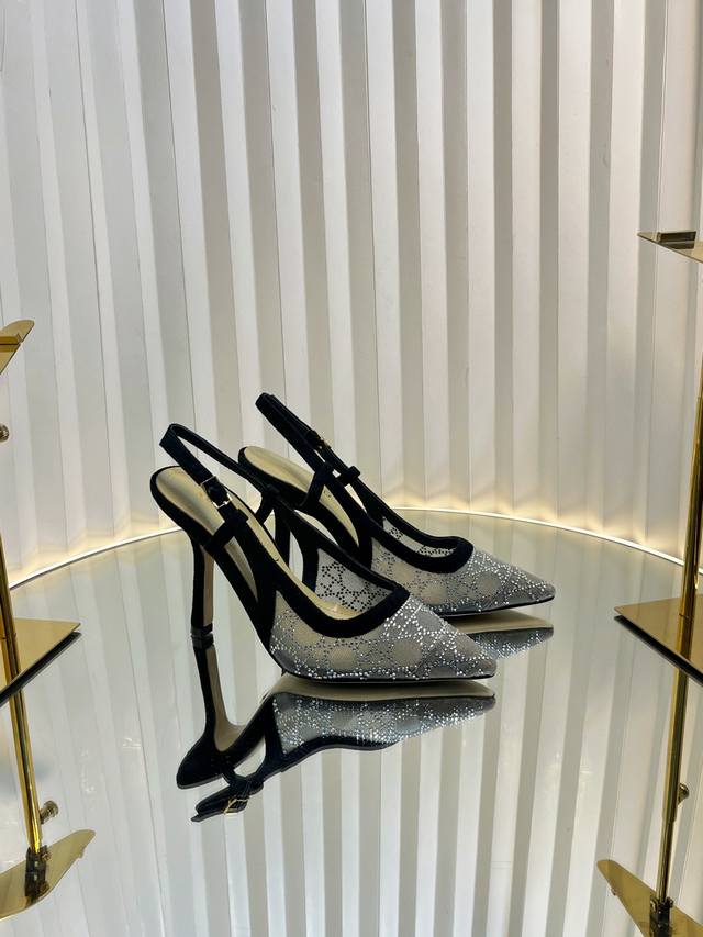 Dio r ss25 new arrival～cd 25春夏璀璨星河系列新品高跟鞋网纱鞋面 搭配经典藤格纹水钻；blingbling地闪耀，太美啦，专柜除了贵挑