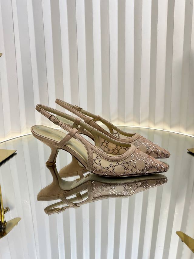 Dio r ss25 new arrival～cd 25春夏璀璨星河系列新品高跟鞋网纱鞋面 搭配经典藤格纹水钻；blingbling地闪耀，太美啦，专柜除了贵挑