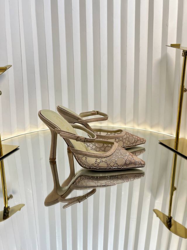 Dio r ss25 new arrival～cd 25春夏璀璨星河系列新品高跟鞋网纱鞋面 搭配经典藤格纹水钻；blingbling地闪耀，太美啦，专柜除了贵挑