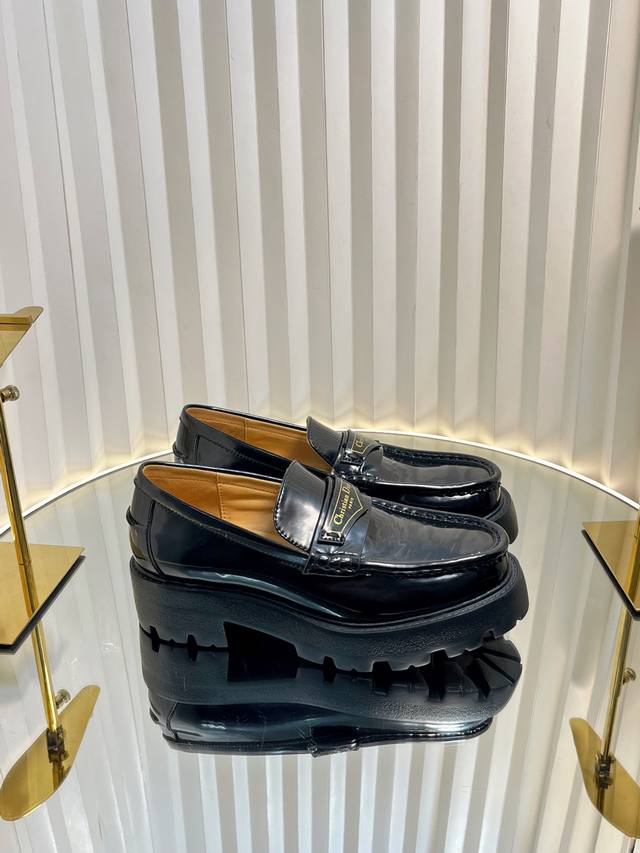 迪奥 Dior 2025新款 D-Boy 字母logo拼色厚底女鞋 明星同款一脚蹬皮带扣圆头复古低跟乐福单鞋 材质:鞋面进口开边珠牛皮拼接环保藤格纹粗花呢+水染