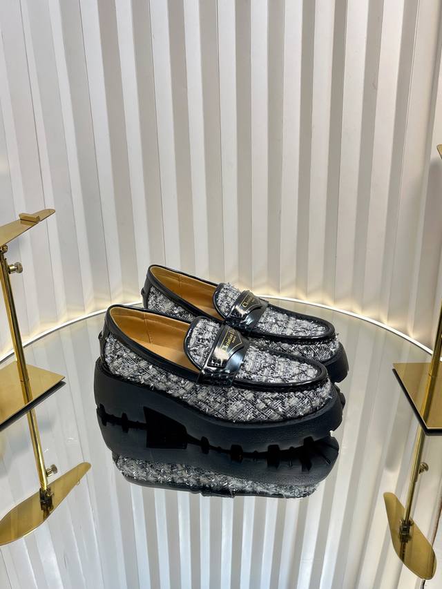 迪奥 Dior 2025新款 D-Boy 字母logo拼色厚底女鞋 明星同款一脚蹬皮带扣圆头复古低跟乐福单鞋 材质:鞋面进口开边珠牛皮拼接环保藤格纹粗花呢+水染