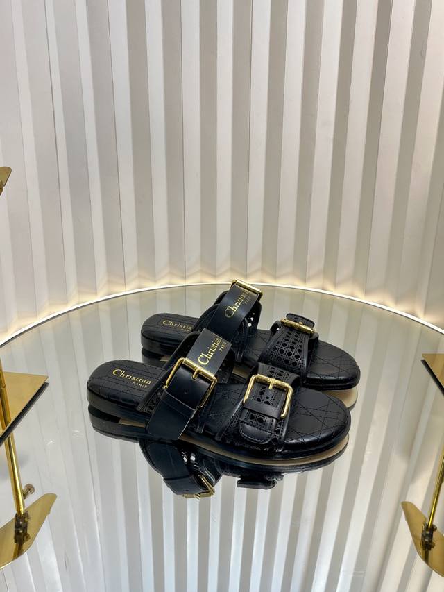 迪奥 Dior 2025 春夏新款 D-Avenue果冻色女鞋 CD字母logo五金皮带扣镂空藤格纹平底圆头露趾凉拖鞋 市面顶级版本 材质:鞋面进口小牛皮+水染