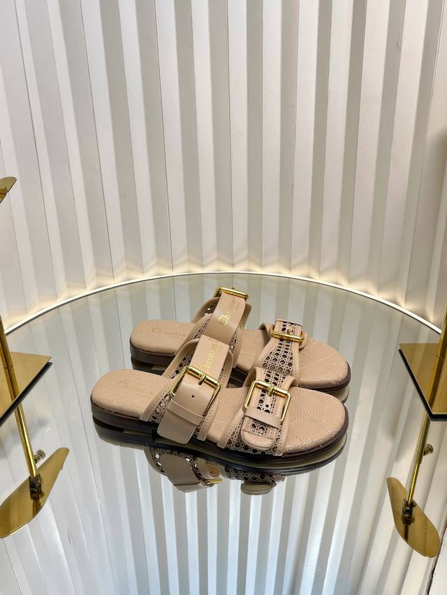 迪奥 Dior 2025 春夏新款 D-Avenue果冻色女鞋 CD字母logo五金皮带扣镂空藤格纹平底圆头露趾凉拖鞋 市面顶级版本 材质:鞋面进口小牛皮+水染