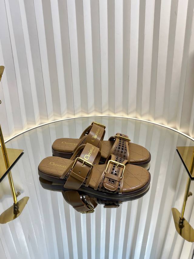 迪奥 Dior 2025 春夏新款 D-Avenue果冻色女鞋 CD字母logo五金皮带扣镂空藤格纹平底圆头露趾凉拖鞋 市面顶级版本 材质:鞋面进口小牛皮+水染