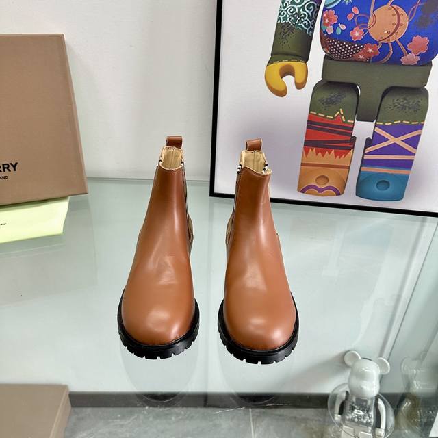 BURBER*Y专柜主打款、出自名师设计。搭配巴家独有的格子风格 鞋面采用顶级牛皮+羊皮内里 羊皮垫脚，绝对是今年引领时尚的流行元素 同时延续了经典款式的设计，