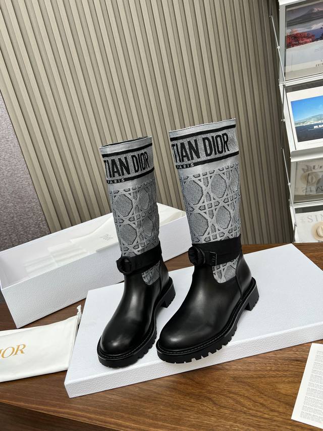 2024ss最高版本 Dior 迪奥秋冬靴复古工装靴 一脚蹬 ，鞋面进口小牛皮拼接最新进口科技电绣面萱型百搭瘦脚yyds.造型立体饱满，帅气十足 上脚舒适 ，设