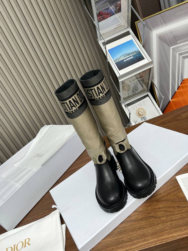 2024ss最高版本 Dior 迪奥秋冬靴复古工装靴 一脚蹬 ，鞋面进口小牛皮拼接最新进口科技电绣面萱型百搭瘦脚yyds.造型立体饱满，帅气十足 上脚舒适 ，设