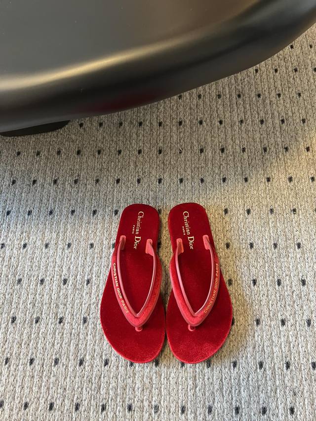 顶级版本 Dior 迪奥 25 小厚底人字拖Diorsea 夹趾凉鞋来自 Dioriviera 限定系列，夏季款式，彰显 Dior的高订风格。厚底版型，采用橘色