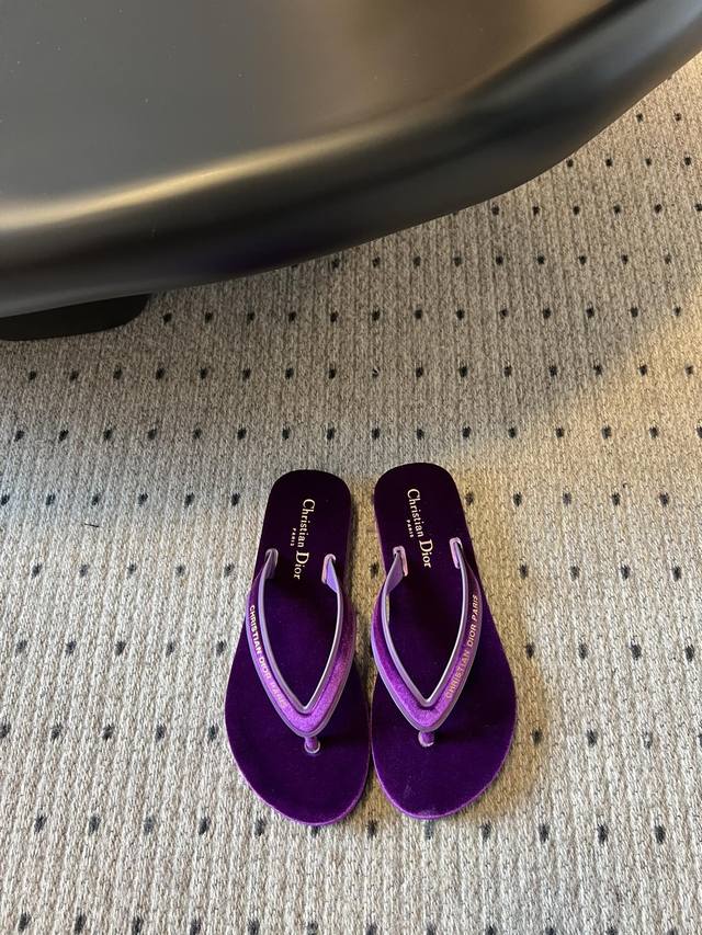 顶级版本 Dior 迪奥 25 小厚底人字拖Diorsea 夹趾凉鞋来自 Dioriviera 限定系列，夏季款式，彰显 Dior的高订风格。厚底版型，采用橘色