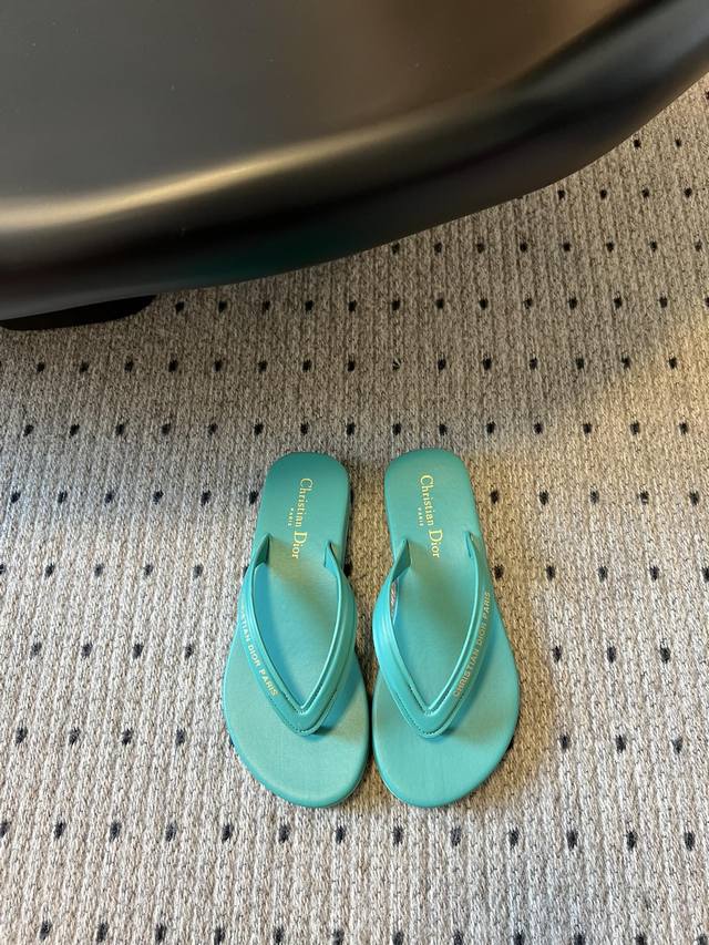 顶级版本 Dior 迪奥 25 小厚底人字拖Diorsea 夹趾凉鞋来自 Dioriviera 限定系列，夏季款式，彰显 Dior的高订风格。厚底版型，采用橘色