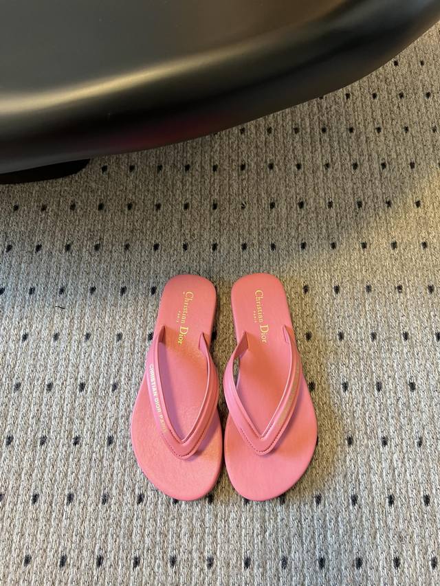 顶级版本 Dior 迪奥 25 小厚底人字拖Diorsea 夹趾凉鞋来自 Dioriviera 限定系列，夏季款式，彰显 Dior的高订风格。厚底版型，采用橘色