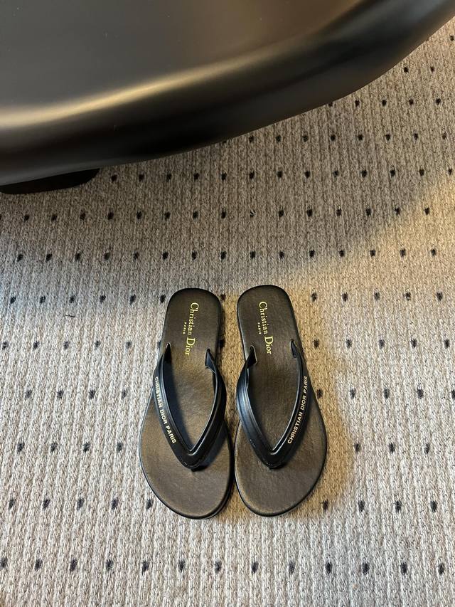 顶级版本 Dior 迪奥 25 小厚底人字拖Diorsea 夹趾凉鞋来自 Dioriviera 限定系列，夏季款式，彰显 Dior的高订风格。厚底版型，采用橘色