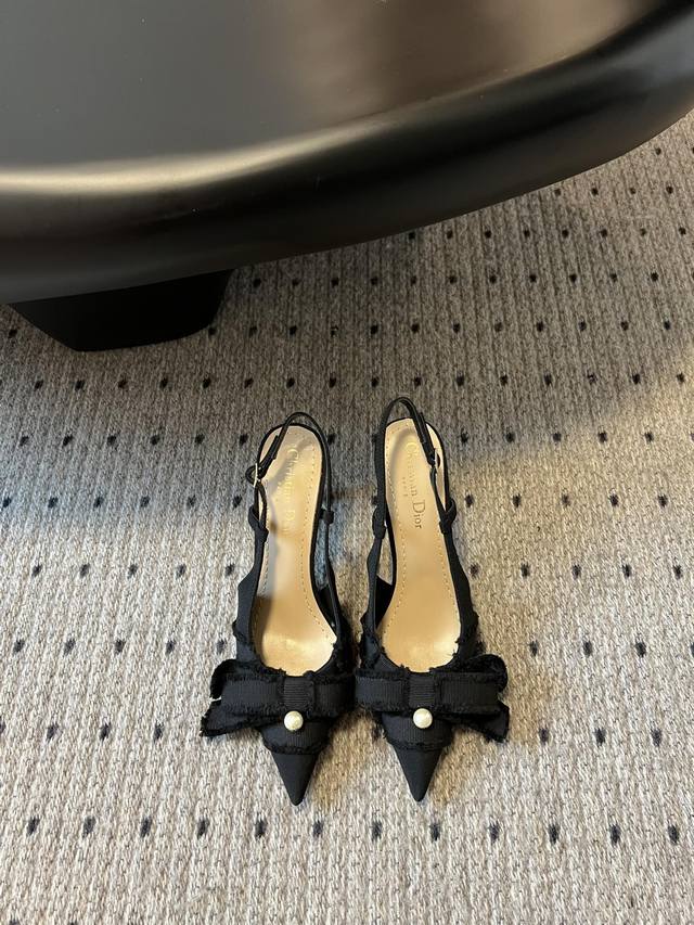 顶级版本 Dior 25 ss CD家蝴蝶结珍珠漏后跟单鞋被韩素汐种草的新款dior超级好看 蝴蝶结左右不对称 好看的不得了 温柔的样子 cd倾情呈献 ADIO