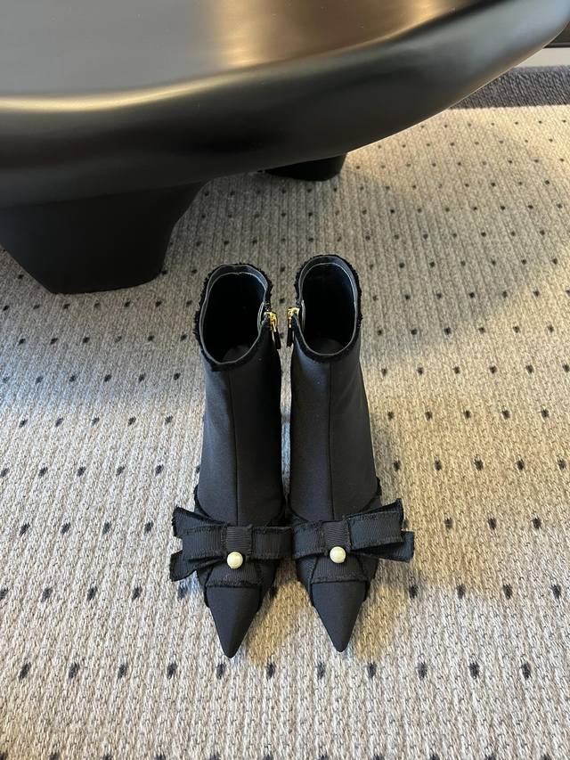 顶级版本 Dior 25 ss CD家蝴蝶结珍珠高跟短靴被韩素汐种草的新款dior超级好看 蝴蝶结左右不对称 好看的不得了 温柔的样子 cd倾情呈献 ADIOR