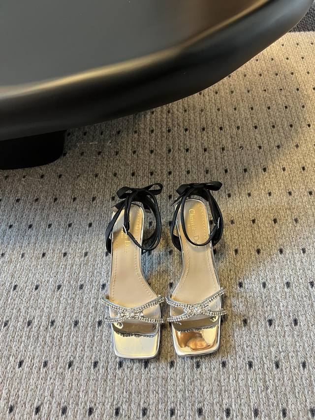 顶级版本 Dior 迪奥25 水钻蝴蝶结凉鞋凉鞋的设计十分精致，鞋面采用了水钻装饰 闪闪发光，非常抢眼。而鞋面的蝴蝶结设计更是增添了一份优雅和可爱，简直就像是踩