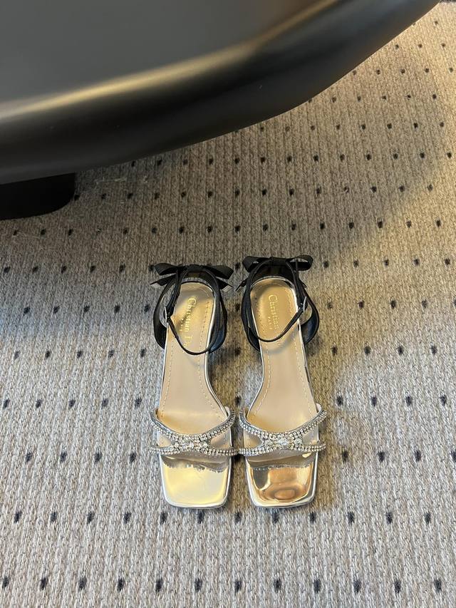 顶级版本 Dior 迪奥25 水钻蝴蝶结凉鞋凉鞋的设计十分精致，鞋面采用了水钻装饰 闪闪发光，非常抢眼。而鞋面的蝴蝶结设计更是增添了一份优雅和可爱，简直就像是踩
