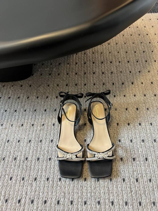 顶级版本 Dior 迪奥25 水钻蝴蝶结凉鞋凉鞋的设计十分精致，鞋面采用了水钻装饰 闪闪发光，非常抢眼。而鞋面的蝴蝶结设计更是增添了一份优雅和可爱，简直就像是踩