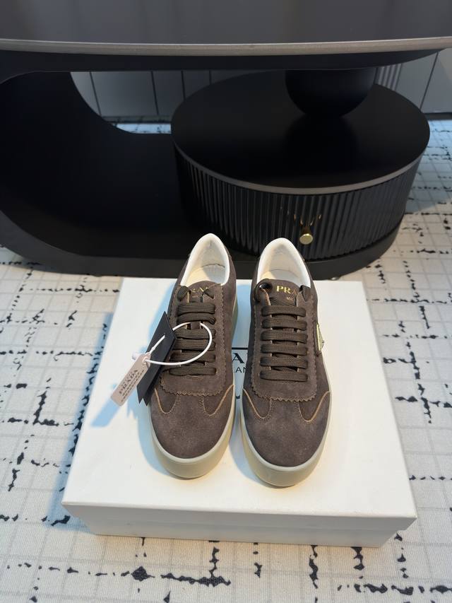 Prad* 普拉达 25 最新Downtown Bold系列 厚底 三角标 休闲 小白鞋运动风设计搭配精致细节。采用穿孔皮革打造，个性的厚底呈现别具一格的现代风