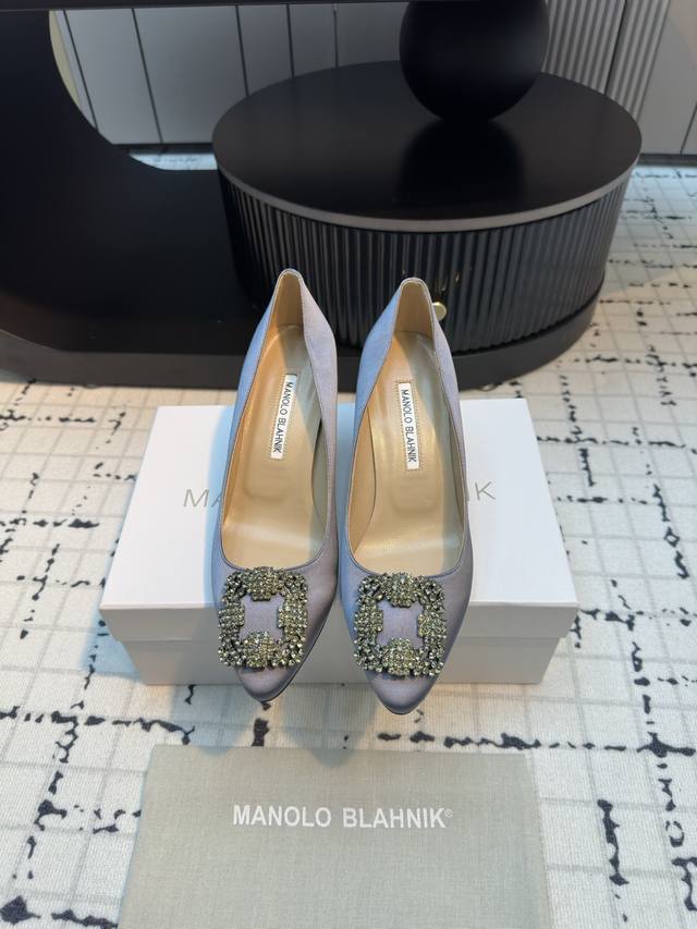 代购级别 市场唯一对版Manolo Blahnik 万年不败的经典款 重金购买三个原版购入 一系列四种跟高1:1复刻定制 做到零差距。试脚 调楦 定制一年有余，
