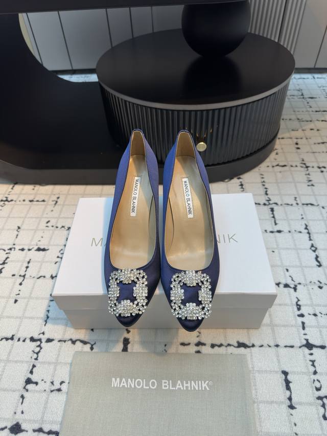 代购级别 市场唯一对版Manolo Blahnik 万年不败的经典款 重金购买三个原版购入 一系列四种跟高1:1复刻定制 做到零差距。试脚 调楦 定制一年有余，