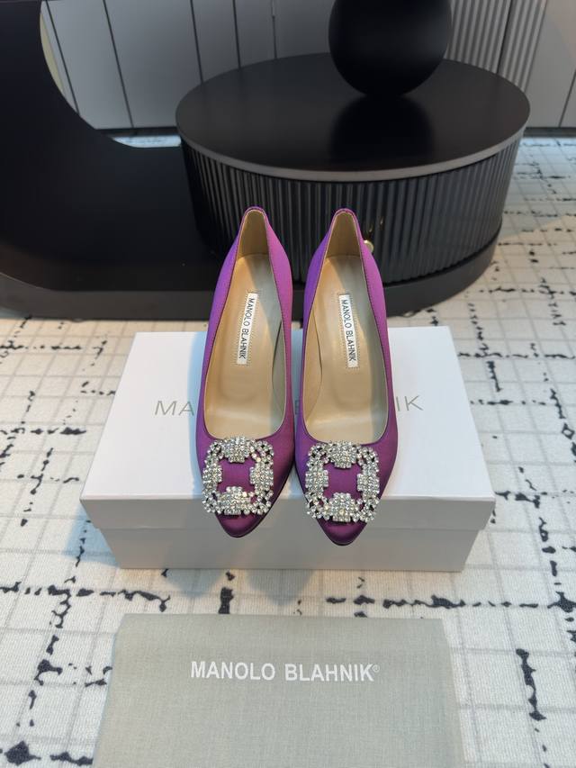 代购级别 市场唯一对版Manolo Blahnik 万年不败的经典款 重金购买三个原版购入 一系列四种跟高1:1复刻定制 做到零差距。试脚 调楦 定制一年有余，