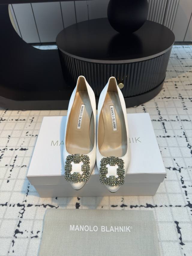 代购级别 市场唯一对版Manolo Blahnik 万年不败的经典款 重金购买三个原版购入 一系列四种跟高1:1复刻定制 做到零差距。试脚 调楦 定制一年有余，