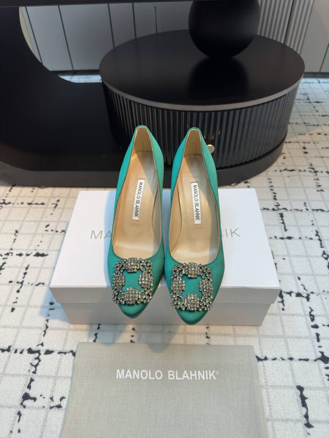 代购级别 市场唯一对版Manolo Blahnik 万年不败的经典款 重金购买三个原版购入 一系列四种跟高1:1复刻定制 做到零差距。试脚 调楦 定制一年有余，