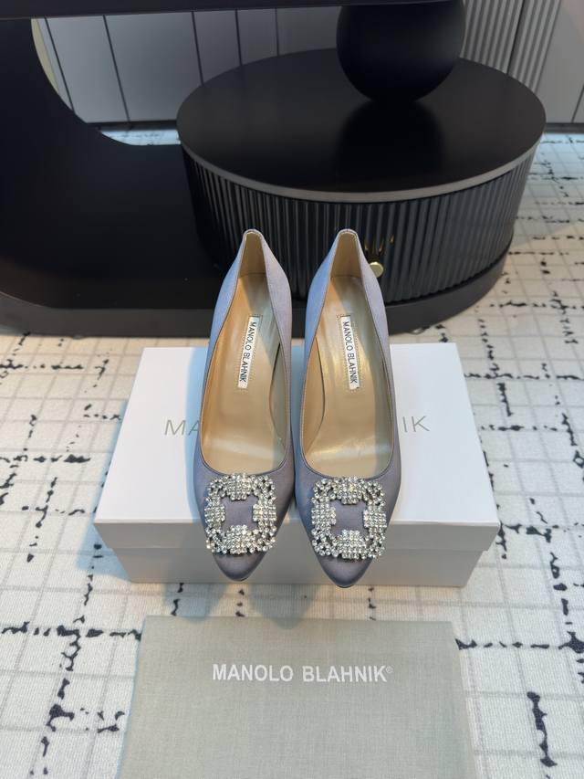 代购级别 市场唯一对版Manolo Blahnik 万年不败的经典款 重金购买三个原版购入 一系列四种跟高1:1复刻定制 做到零差距。试脚 调楦 定制一年有余，