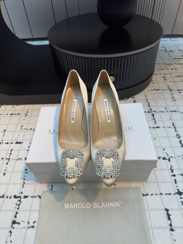 代购级别 市场唯一对版Manolo Blahnik 万年不败的经典款 重金购买三个原版购入 一系列四种跟高1:1复刻定制 做到零差距。试脚 调楦 定制一年有余，