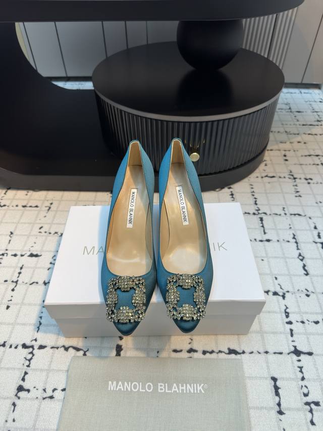 代购级别 市场唯一对版Manolo Blahnik 万年不败的经典款 重金购买三个原版购入 一系列四种跟高1:1复刻定制 做到零差距。试脚 调楦 定制一年有余，