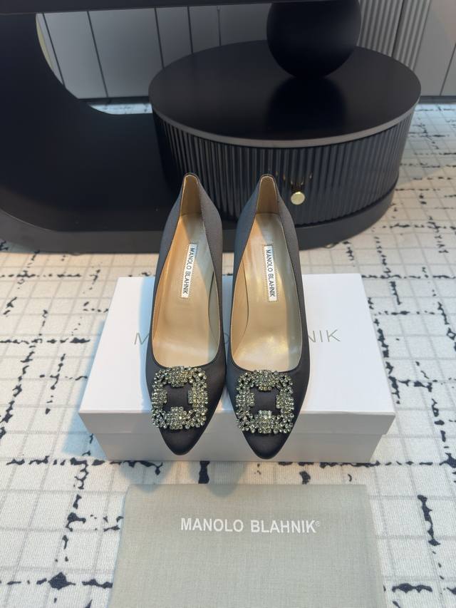 代购级别 市场唯一对版Manolo Blahnik 万年不败的经典款 重金购买三个原版购入 一系列四种跟高1:1复刻定制 做到零差距。试脚 调楦 定制一年有余，