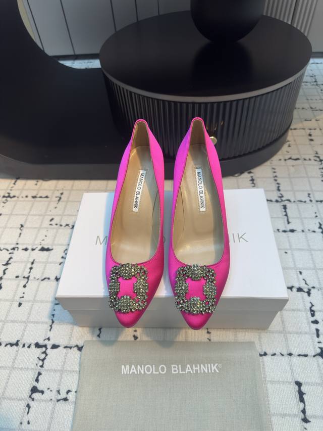 代购级别 市场唯一对版Manolo Blahnik 万年不败的经典款 重金购买三个原版购入 一系列四种跟高1:1复刻定制 做到零差距。试脚 调楦 定制一年有余，