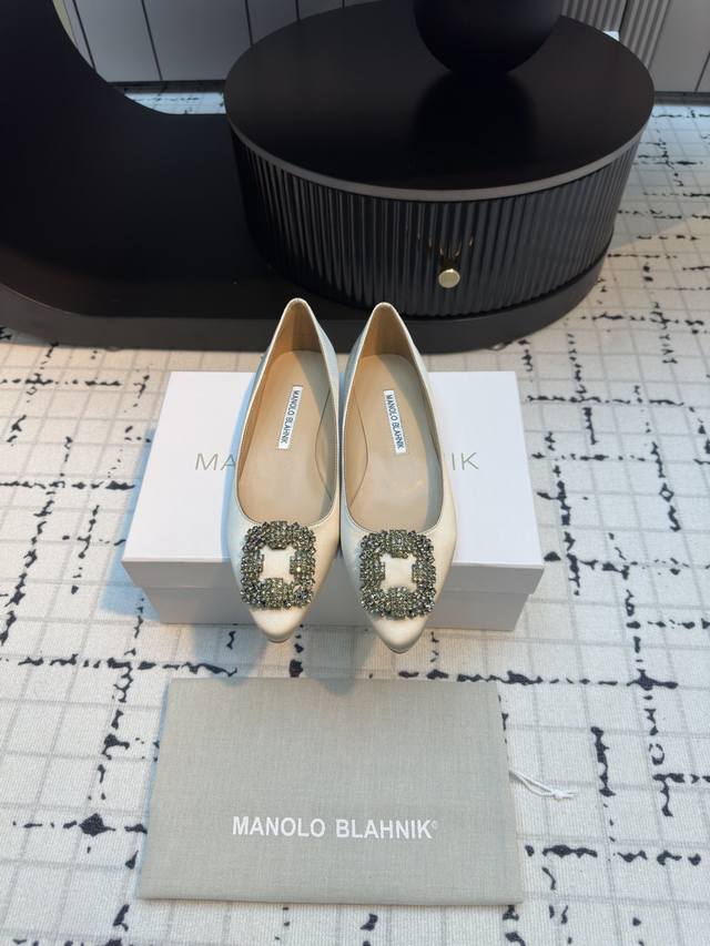 代购级别 市场唯一对版Manolo Blahnik 万年不败的经典款 重金购买三个原版购入 一系列四种跟高1:1复刻定制 做到零差距。试脚 调楦 定制一年有余，
