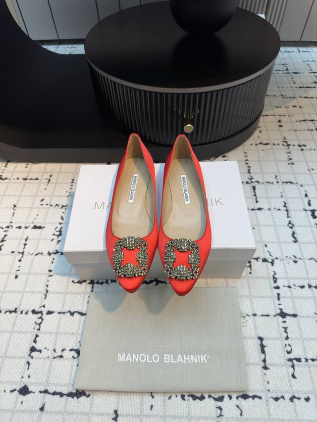代购级别 市场唯一对版Manolo Blahnik 万年不败的经典款 重金购买三个原版购入 一系列四种跟高1:1复刻定制 做到零差距。试脚 调楦 定制一年有余，