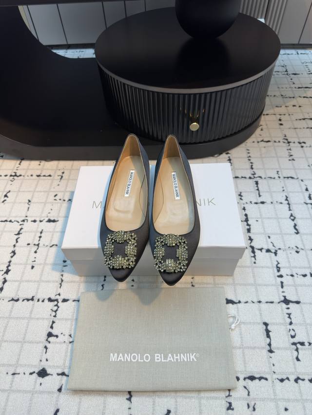 代购级别 市场唯一对版Manolo Blahnik 万年不败的经典款 重金购买三个原版购入 一系列四种跟高1:1复刻定制 做到零差距。试脚 调楦 定制一年有余，