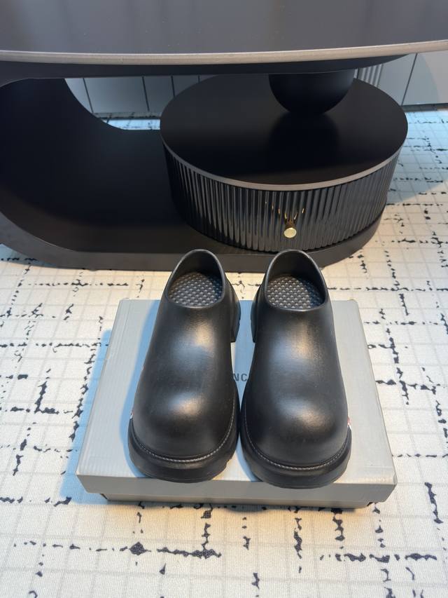 Balenciaga 巴黎世家 25ss早春新款 一脚蹬 大头鞋顶级版本原版开发 极致轻量化！众多国内外一线潮流明星上脚加持！时髦又兼具舒适感，上脚还很显白！夏