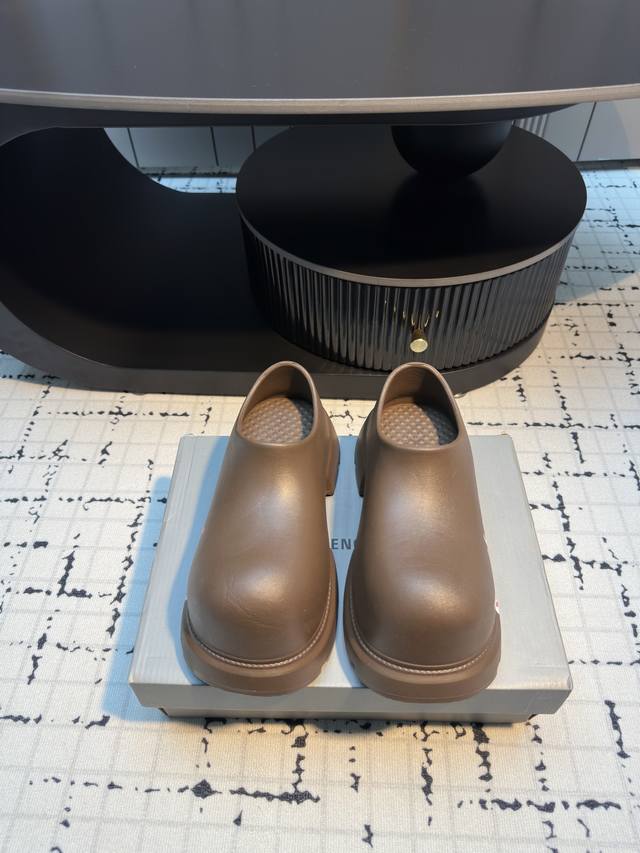 Balenciaga 巴黎世家 25ss早春新款 一脚蹬 大头鞋顶级版本原版开发 极致轻量化！众多国内外一线潮流明星上脚加持！时髦又兼具舒适感，上脚还很显白！夏