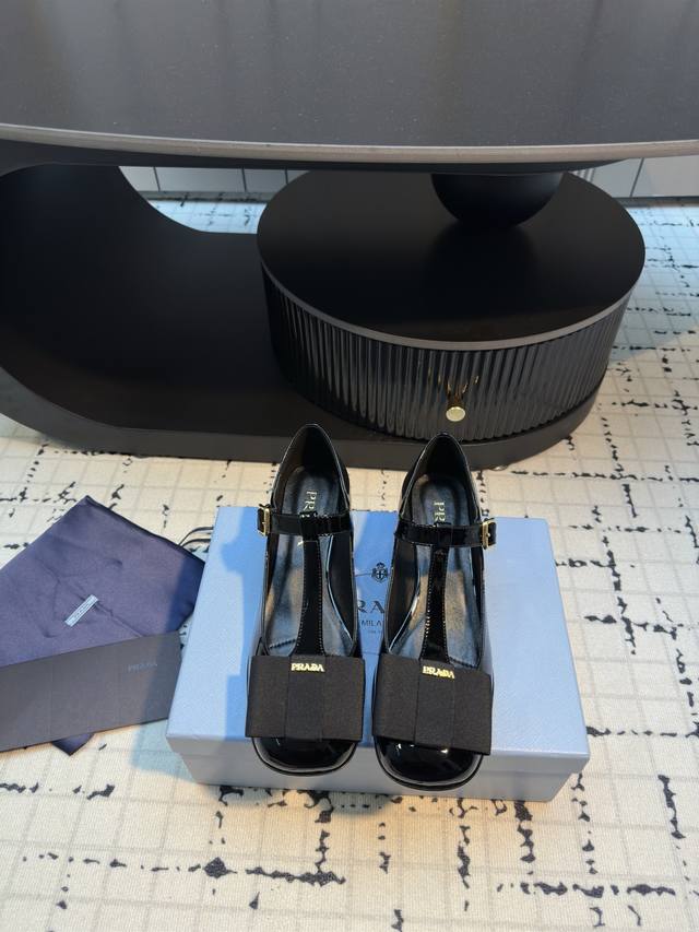 Prad*普拉达 25年早春新款粗跟单鞋女鞋圆头蝴蝶结玛丽珍 经典时尚配色 毫不费力的优雅风来袭 时髦 精致绝美包头 外穿时尚气质简约新款日常拖鞋美出高级感，上