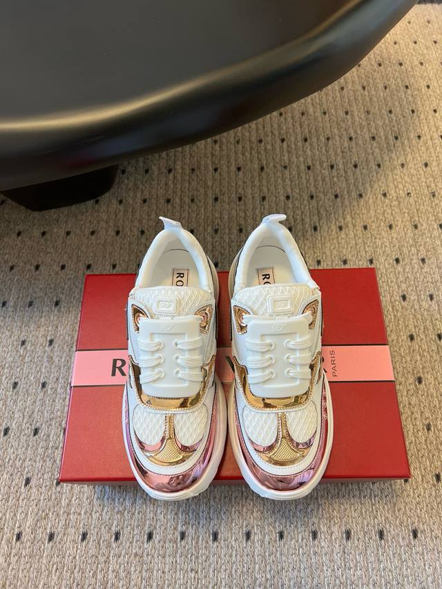 代购级Roger Vivier 25ss 春夏 RV厚底运动鞋休闲鞋以皮革拼镜面织物和网眼面料制成前面点缀迷你闪钻饰扣和珐琅花朵舒适又不失活泼，尽显松弛感材质：