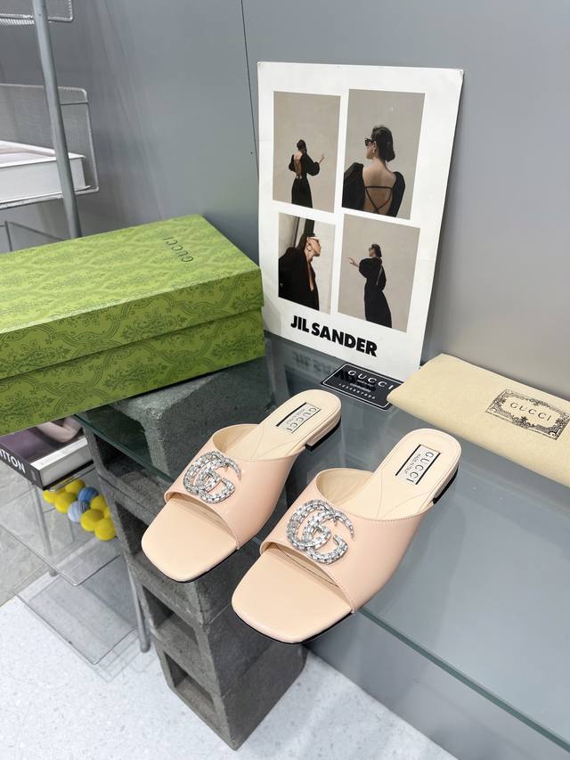 出厂： Gucci 24ss早春新款 双G水晶钻扣平底拖鞋 饰水晶双G造型配件为一系列女士鞋款注入摩登新韵。这款后系带芭蕾舞鞋以闪亮黑色漆皮匠心打造，鞋面缀饰亮