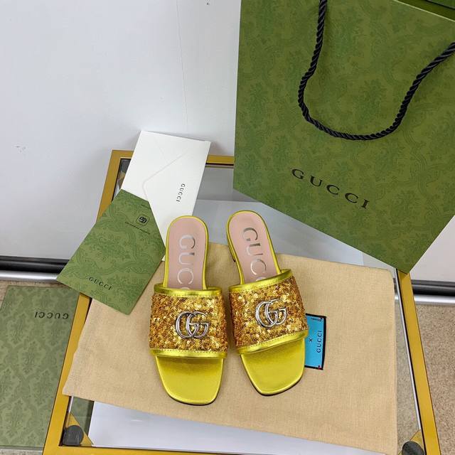 出厂价 代购级Gucci 经典拖鞋 彩色系列 超适合夏天经典GG扣 全部都是开模五金 非常有厚度，并且有光泽度鞋面小牛皮，不会很硬，上脚很舒服，软软的。垫脚山羊