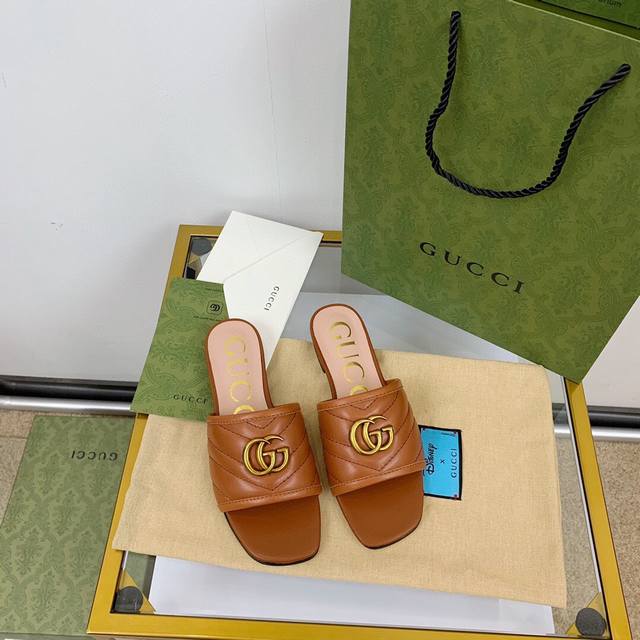 出厂价 代购级Gucci 经典拖鞋 彩色系列 超适合夏天经典GG扣 全部都是开模五金 非常有厚度，并且有光泽度鞋面小牛皮，不会很硬，上脚很舒服，软软的。垫脚山羊