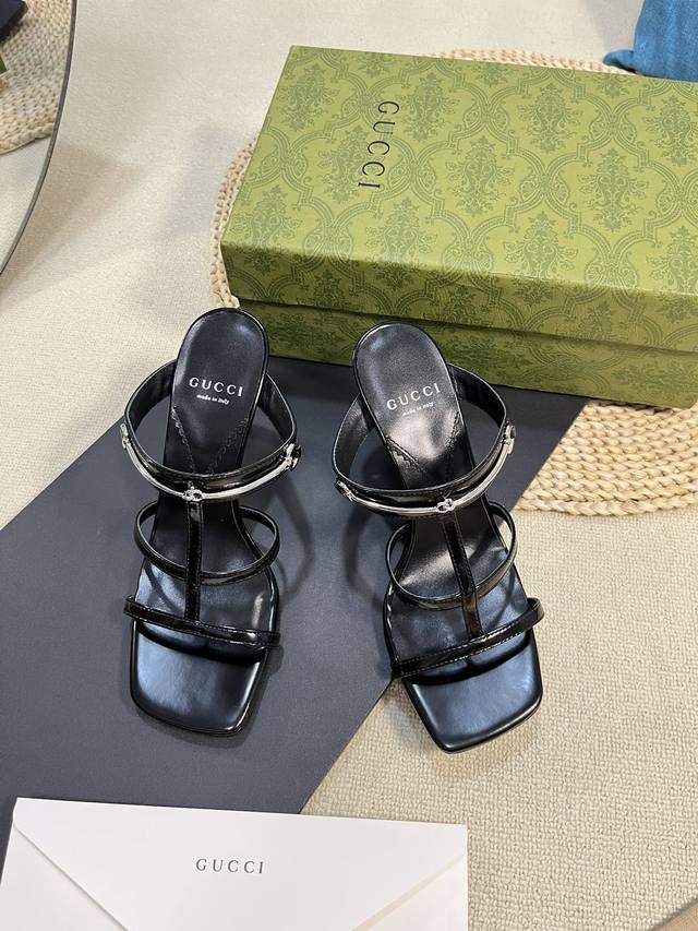 顶级版本gucci 24s春夏新品gucci专属链条马衔扣后带凉鞋 平跟 中高跟，三带凉鞋展示高雅气质，奢华极品简单百搭的爆款元素，马衔扣粗跟经典元素，女人龙年