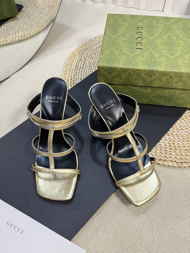 顶级版本gucci 24s春夏新品gucci专属链条马衔扣后带凉鞋 平跟 中高跟，三带凉鞋展示高雅气质，奢华极品简单百搭的爆款元素，马衔扣粗跟经典元素，女人龙年