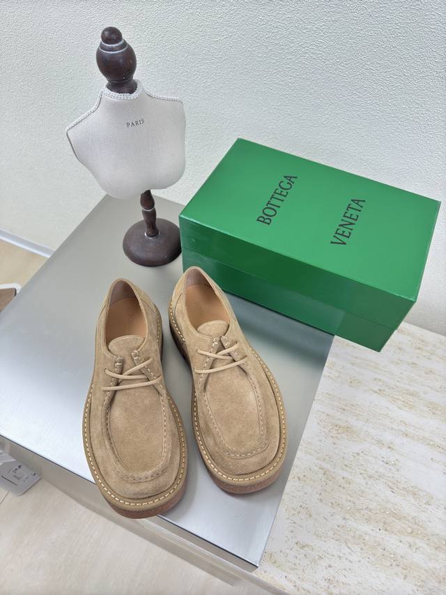 BOTTEGA VENET*女士 Astaire 乐福单鞋 厚底 原版一比一做法 一致五金杏色 当今流行的又一趋势 天花板啦双色百搭 精致平底 包裹面料 用心设