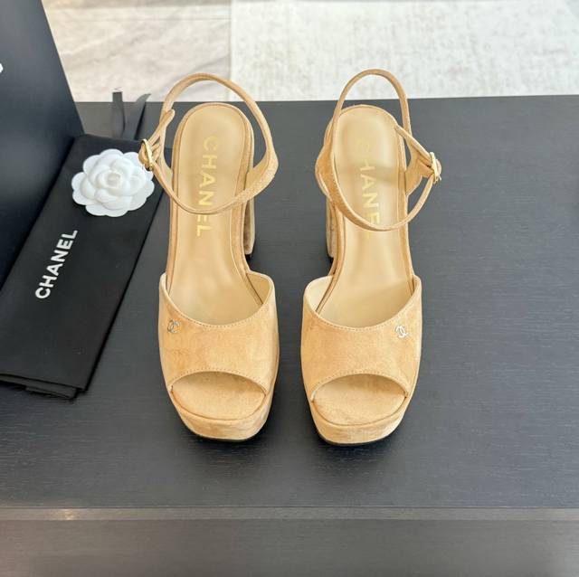 CHANE* ｜小香24p春夏新品超高跟厚底凉鞋懒人凉鞋懒人必备穿了会上瘾的凉鞋巨软巨舒服 让你摆脱一切的束缚感呆萌的面包鞋型 对脚宽的宝宝很友好大底有一定的厚