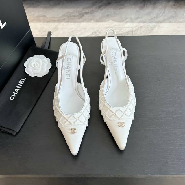 代购级 Chanel 24ss 春夏新款 手工坊系列 小羊皮玛丽珍，小圆头 可爱指数十颗星精致山茶花五金装饰 深肉粉色 高密度毛巾内里，脚感超舒服面料：进口绵羊