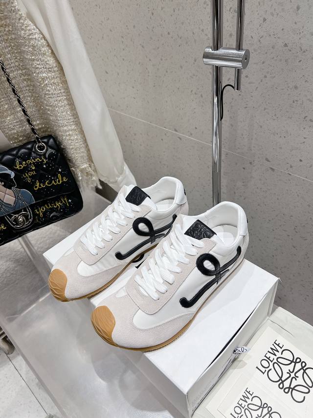 LOEWE罗意威阿甘鞋、德训鞋、运动鞋小红书好物分享；实在是太美太好穿太舒服太百搭啦 鞋子很轻便，逛街暴走零压力，配裙子裤子都OK！混搭拼接面料 磨砂牛皮 丝绒
